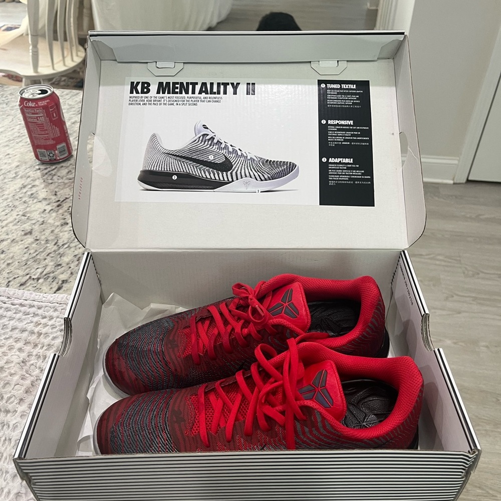 Nike KB mentality size 10, brand new tried on once but did not fit.